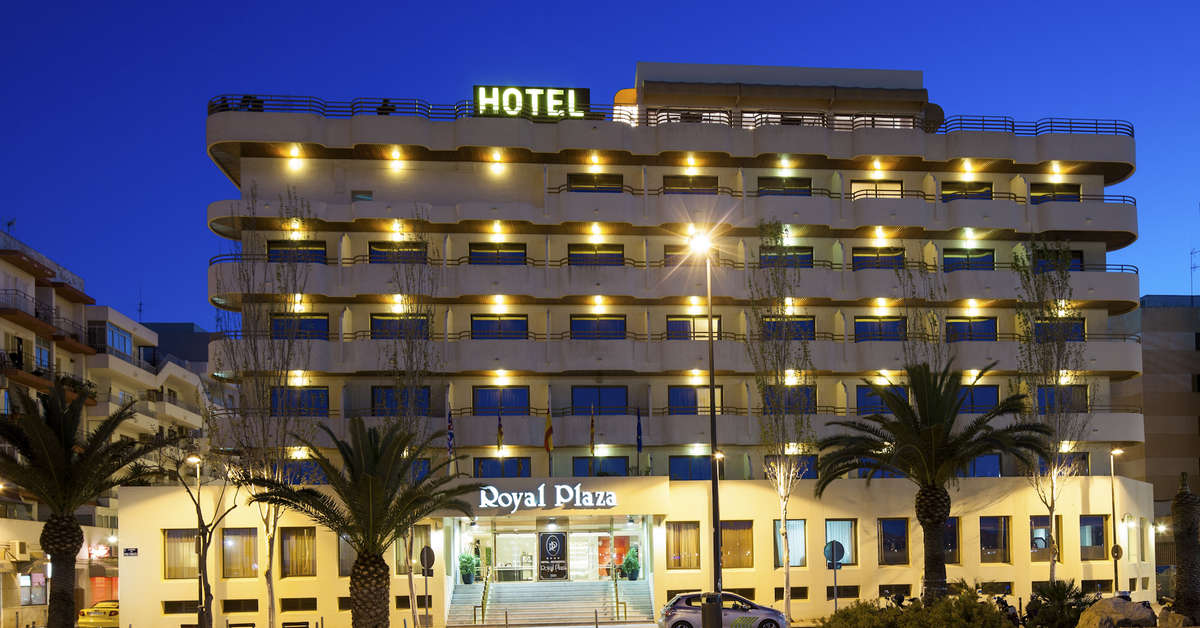 Een foto van de buitenkant van Hotel Royal Plaza