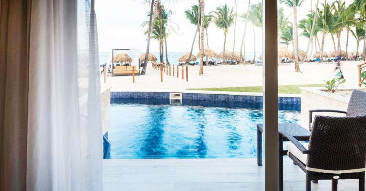 Een foto van het zwembad bij Royalton Punta Cana