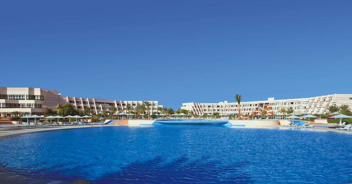 Een foto van het zwembad bij Pharaoh Azur Resort