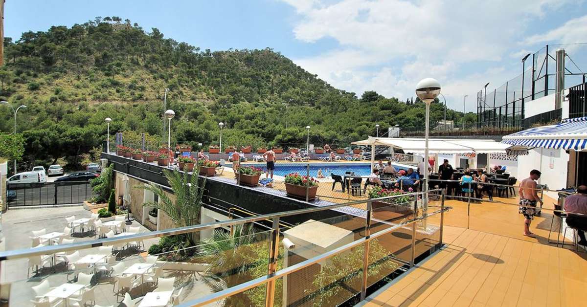 Een foto van het terras bij Sercotel Maya Alicante