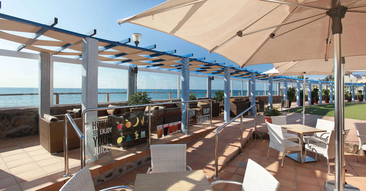 Een foto van het terras bij Playa Feliz