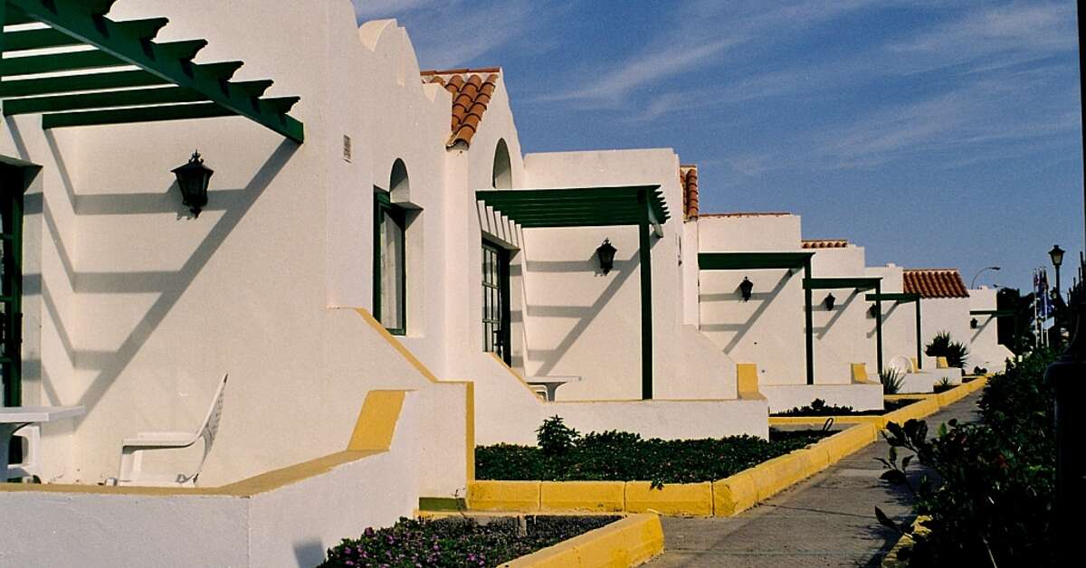 Een foto van de buitenkant van Bungalows Fuertesol