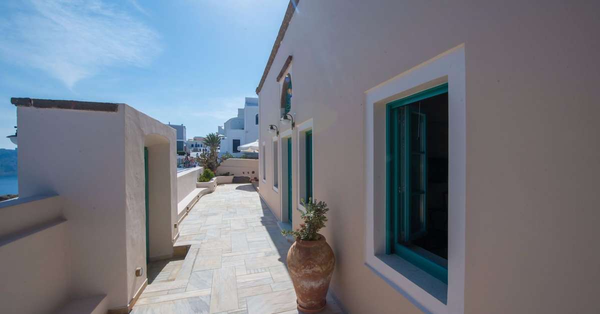 Een foto van de buitenkant van Passion Blue Villas