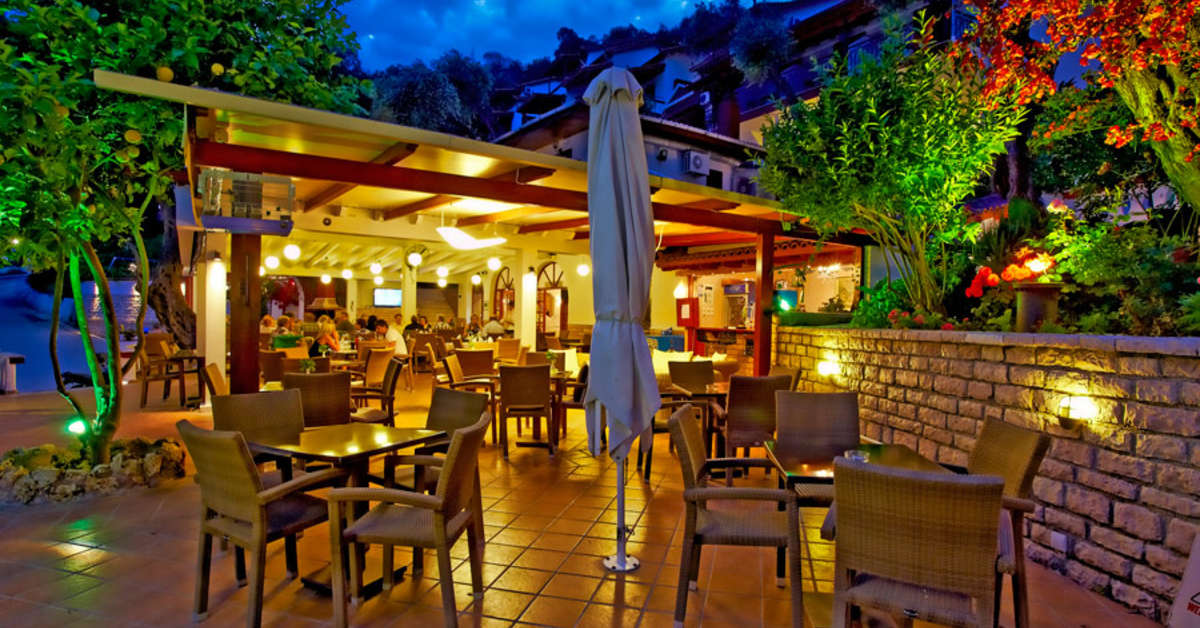 Een foto van het terras bij Hotel Valtos Beach
