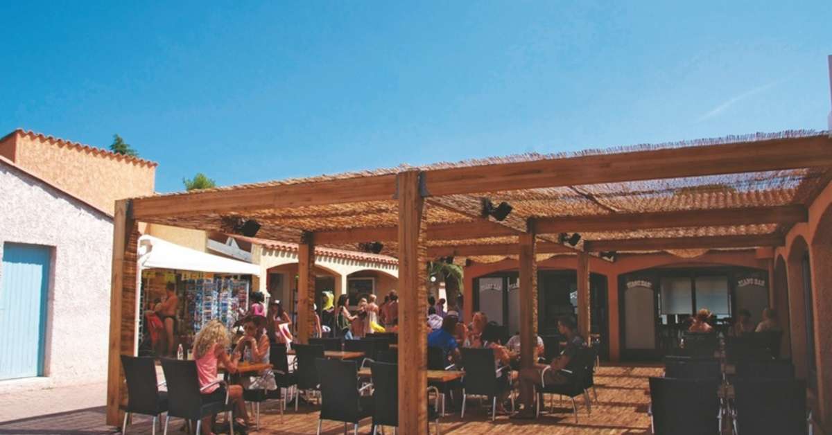 Een foto van het terras bij Parc Saint James Oasis Village