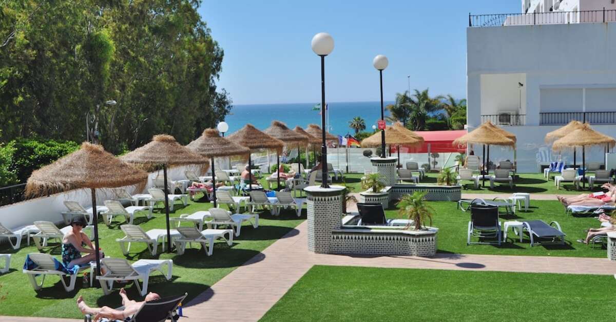 Een foto van het terras bij First Flatotel International