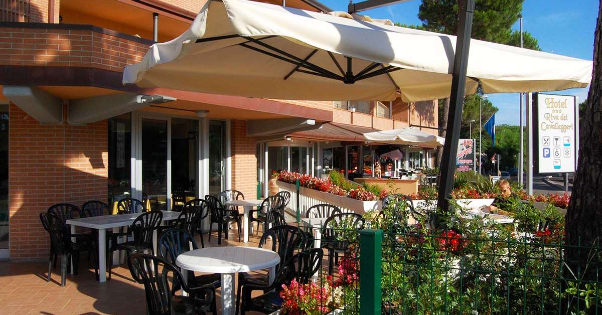 Een foto van het terras bij Hotel Riva dei Cavalleggeri