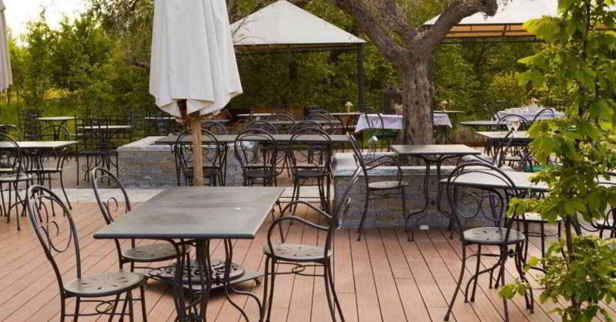 Een foto van het terras bij Hotel Le Verger des Chateaux