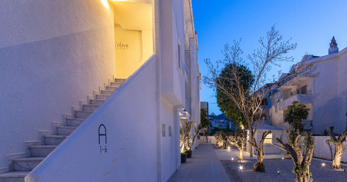 Een foto van de buitenkant van L'Olive Homes