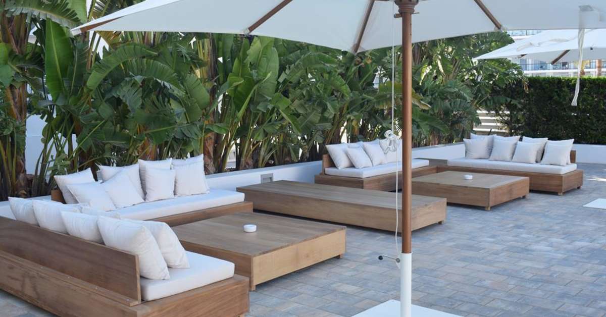 Een foto van het terras bij Anfora Ibiza Hotel