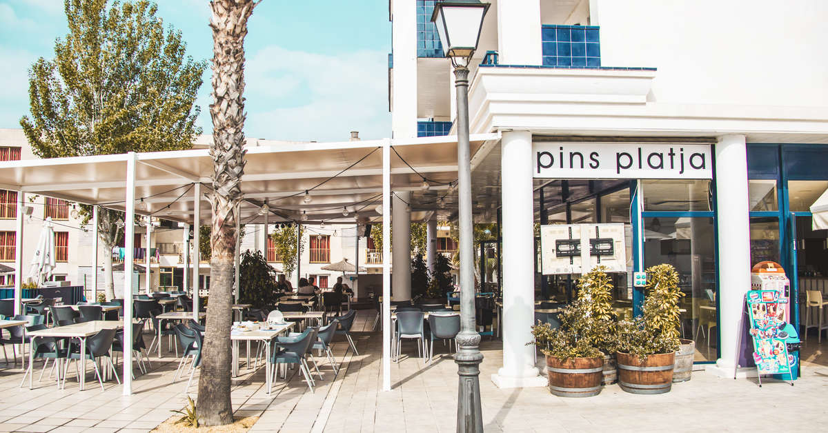 Een foto van het terras bij Appartementen Pins Platja