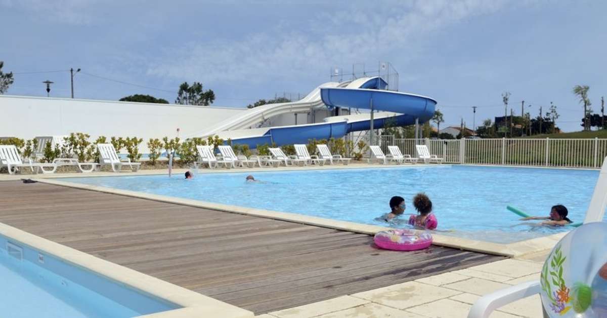 Een foto van het zwembad bij Residence Vacances Les Grands Rochers