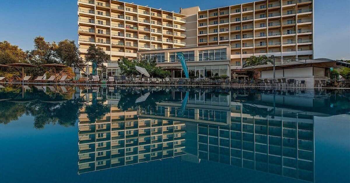 Een foto van het zwembad bij Evia Riviera Resort