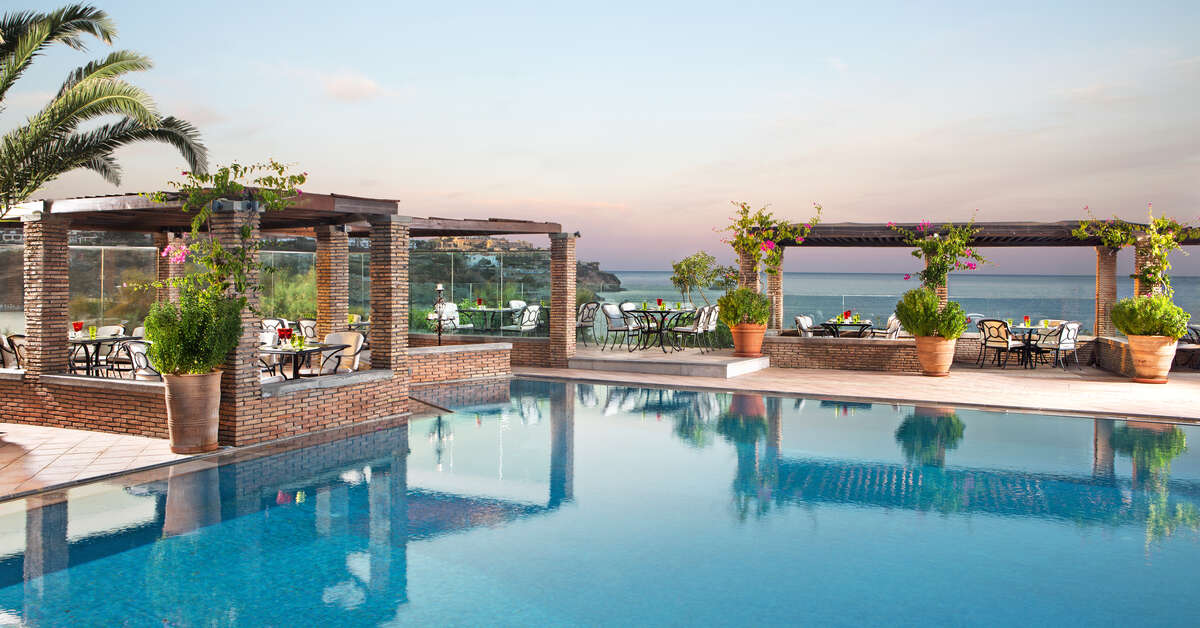 Een foto van het zwembad bij Out of the Blue Capsis Elite Resort