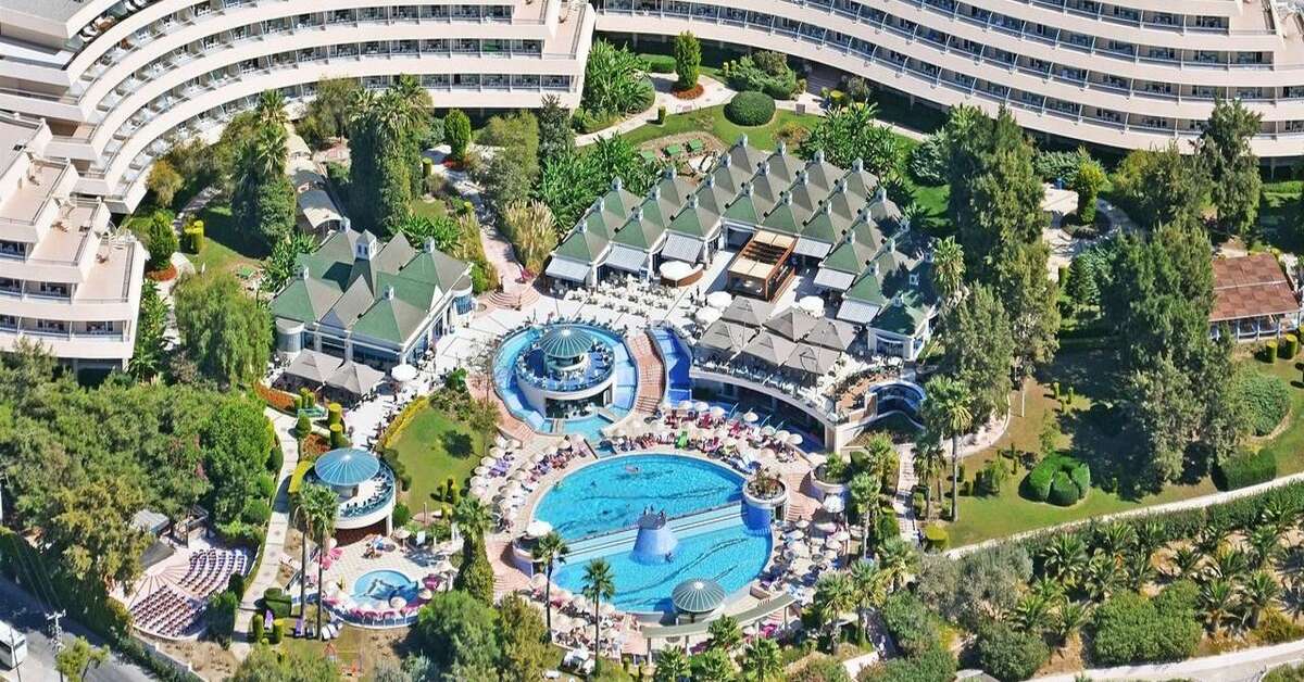 Een foto van het zwembad bij The Grand Blue Sky International