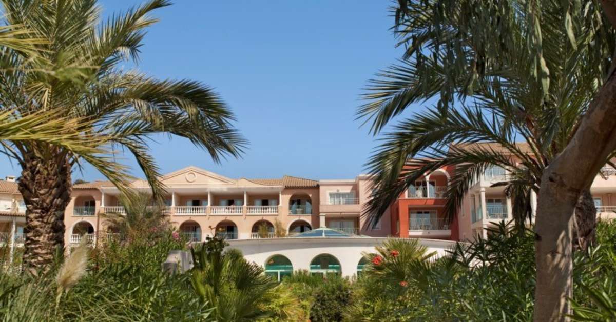 Een foto van de buitenkant van Pierre & Vacances Residence Les Calanques des Issambres