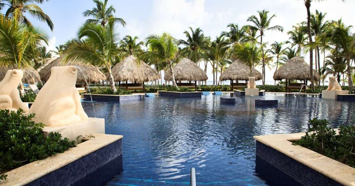 Een foto van het zwembad bij Barcelo Bavaro Palace