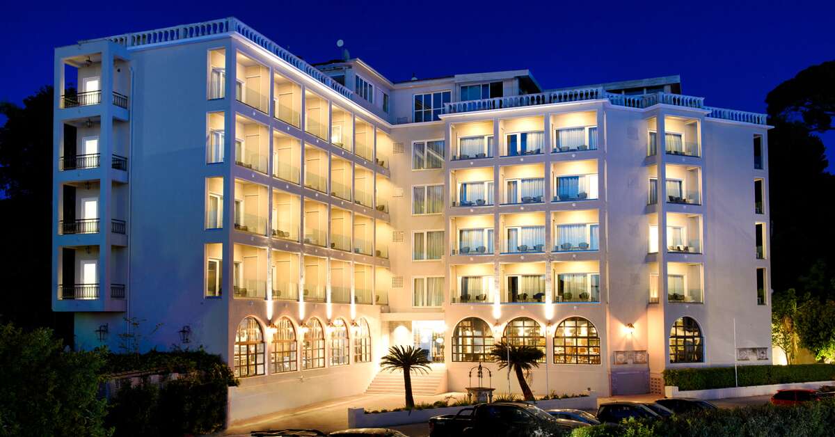 Ein Foto von der Außenansicht des The Royal Grand Hotel