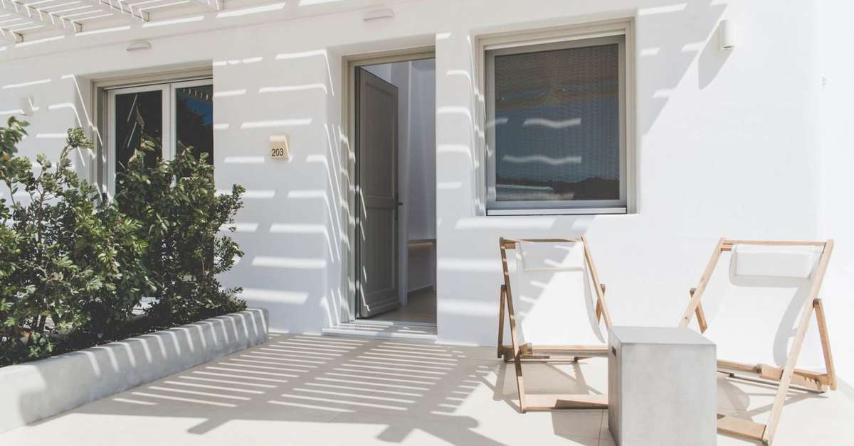 Een foto van de buitenkant van Super Paradise Suites