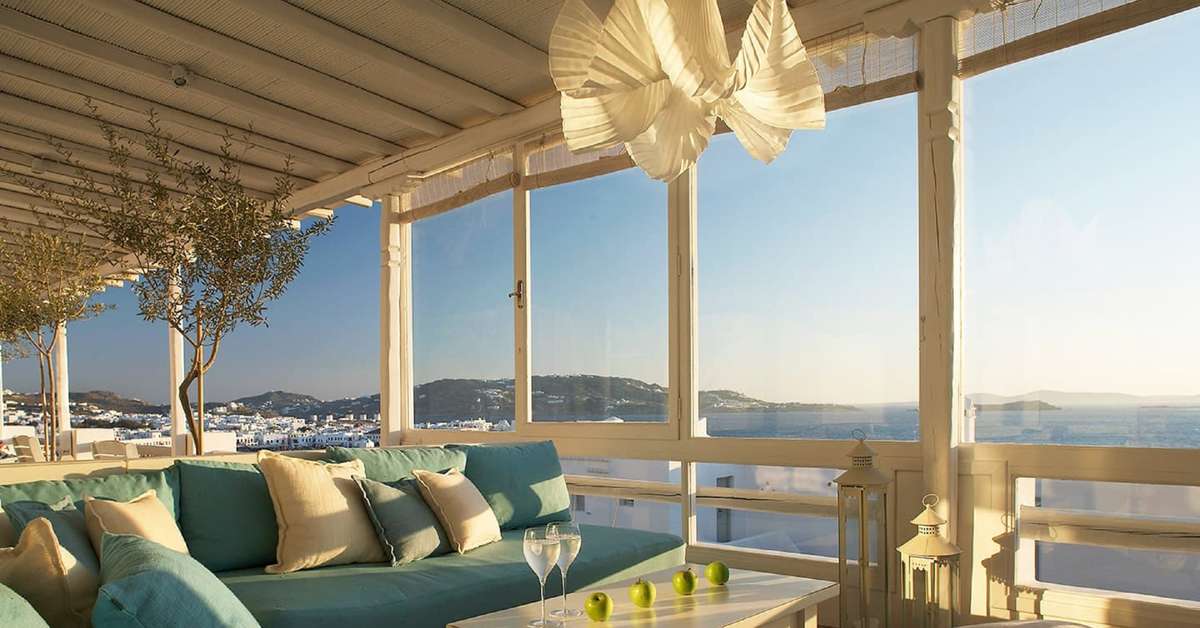 Een foto van het terras bij Porto Mykonos Hotel