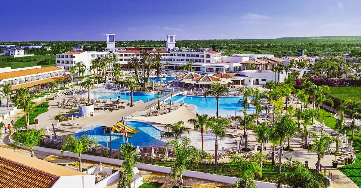 Een foto van het zwembad bij Olympic Lagoon Resort Ayia Napa