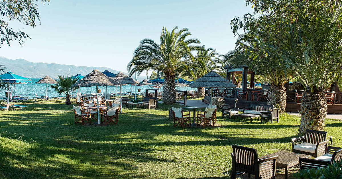 Een foto van het terras bij Mitsis Galini Wellness Spa & Resort