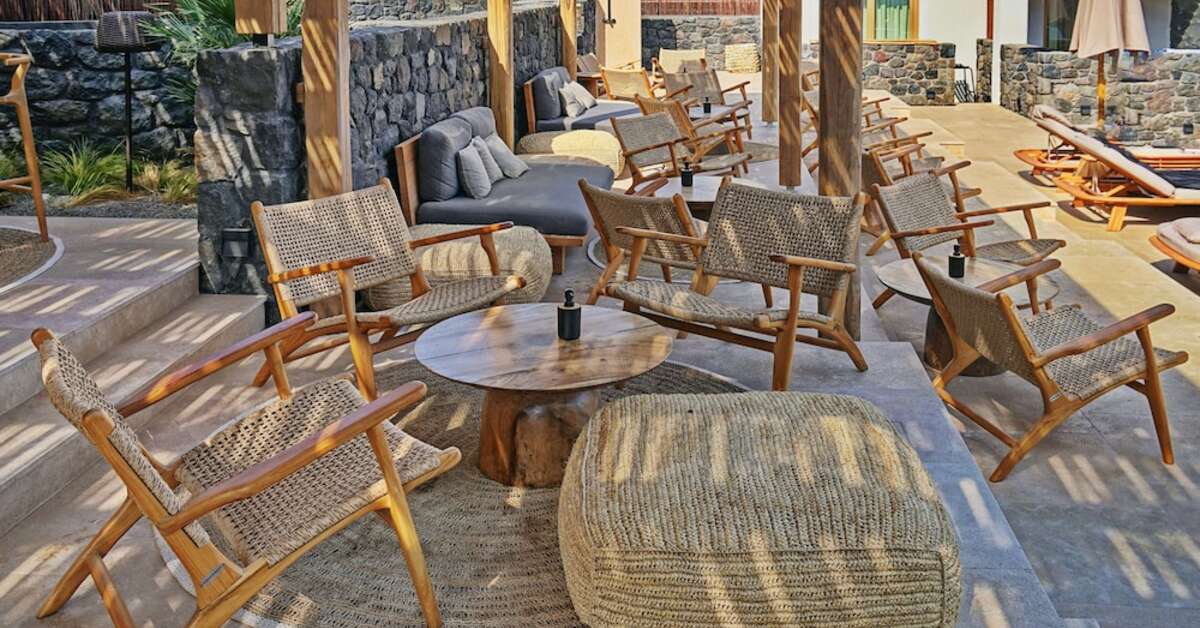 Een foto van het terras bij Raddison Blu Zaffron Resort