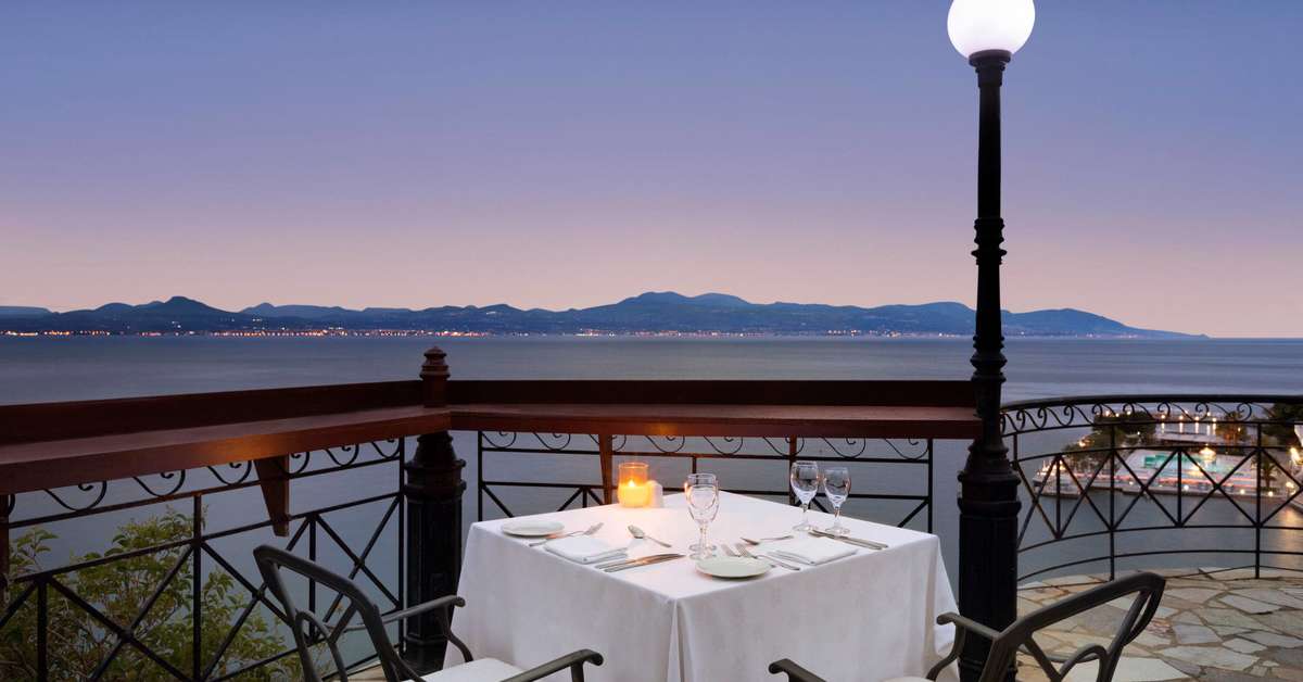 Een foto van het terras bij Ramada by Wyndham Loutraki Poseidon Resort