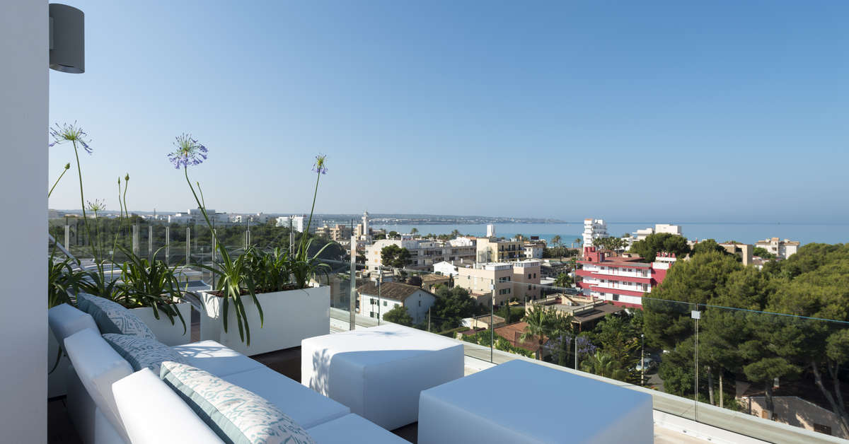 Een foto van het terras bij Allsun Hotel Cristobal Colon