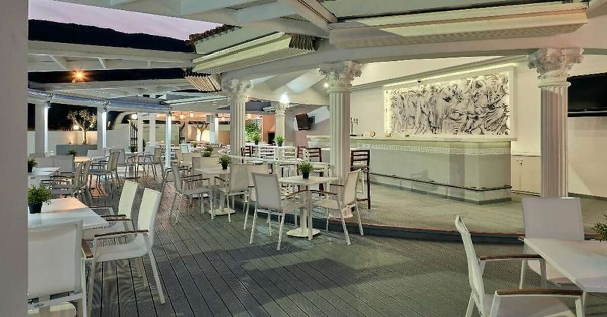 Een foto van het terras bij Meandros Boutique & Spa