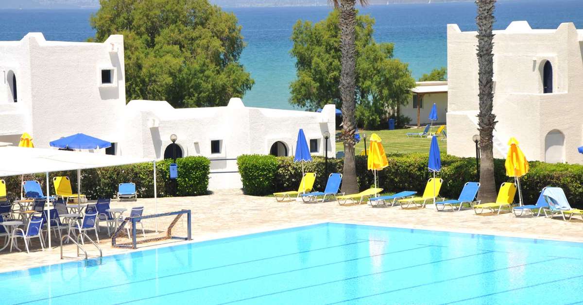 Een foto van het zwembad bij Aeolos Beach Hotel