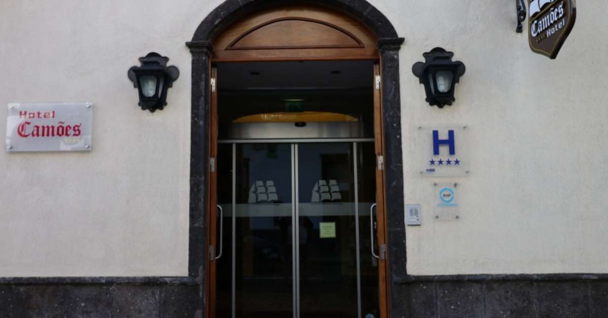 Een foto van de buitenkant van Camoes Hotel