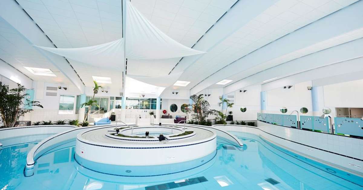 Een foto van het zwembad bij Golden Lakes Village
