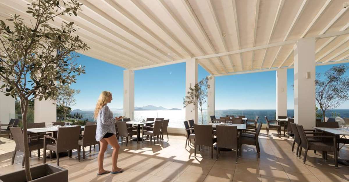 Een foto van het terras bij Robinson Club Daidalos