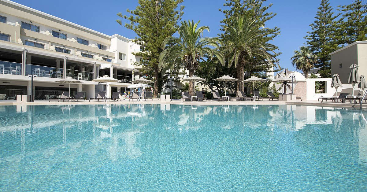 Een foto van het zwembad bij Vantaris Luxury Beach Resort