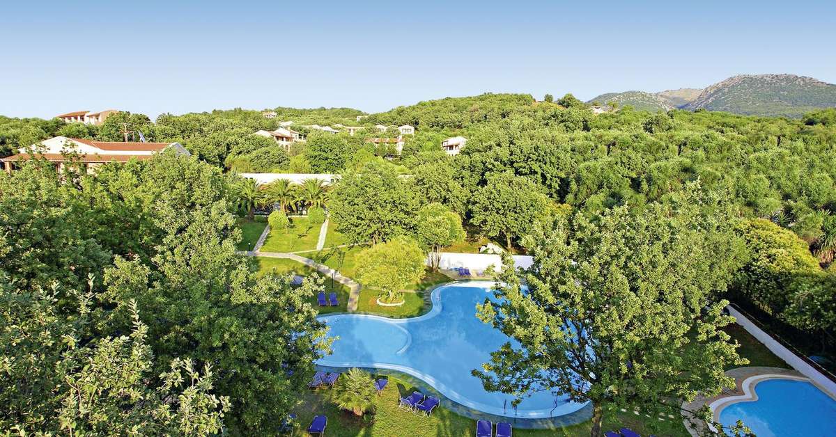 Een foto van het zwembad bij Century Resort Corfu