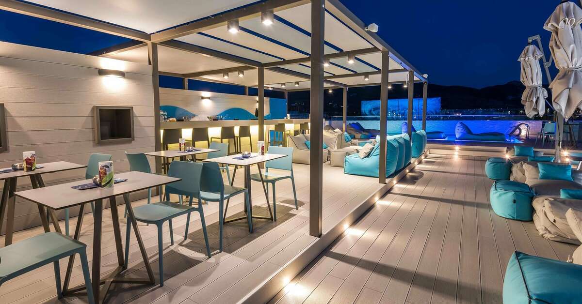 Een foto van het terras bij Maritina Hotel