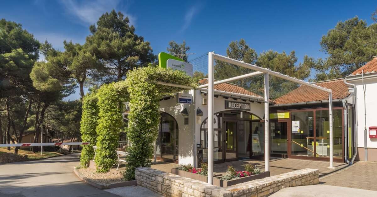 Een foto van de buitenkant van Appartementen Kanegra Plava Laguna