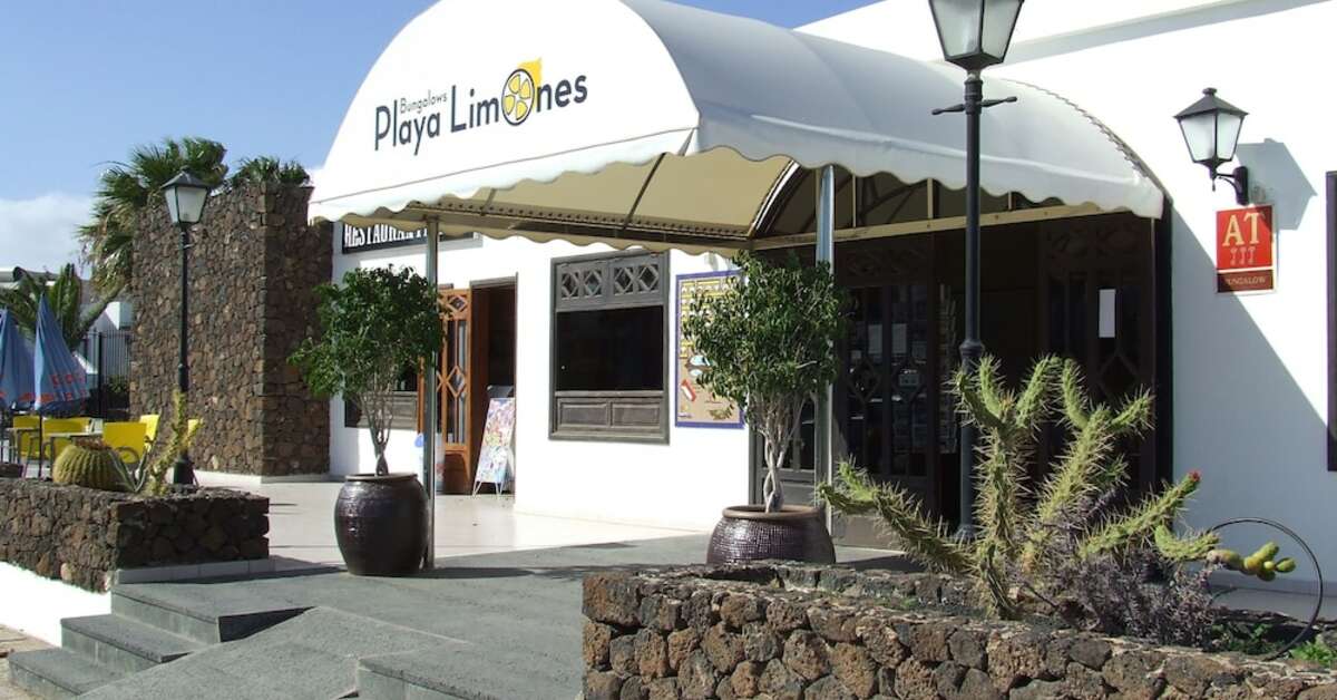 Een foto van de buitenkant van Bungalows Playa Limones