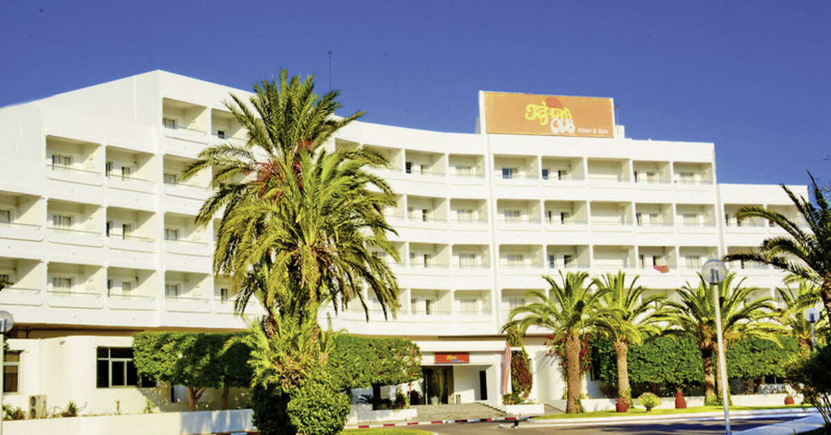 Een foto van de buitenkant van Hotel Club Tropicana & Spa