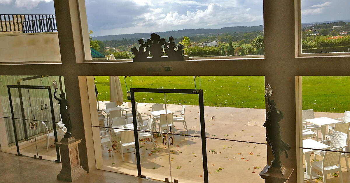 Een foto van het terras bij Conimbriga Hotel do Paco