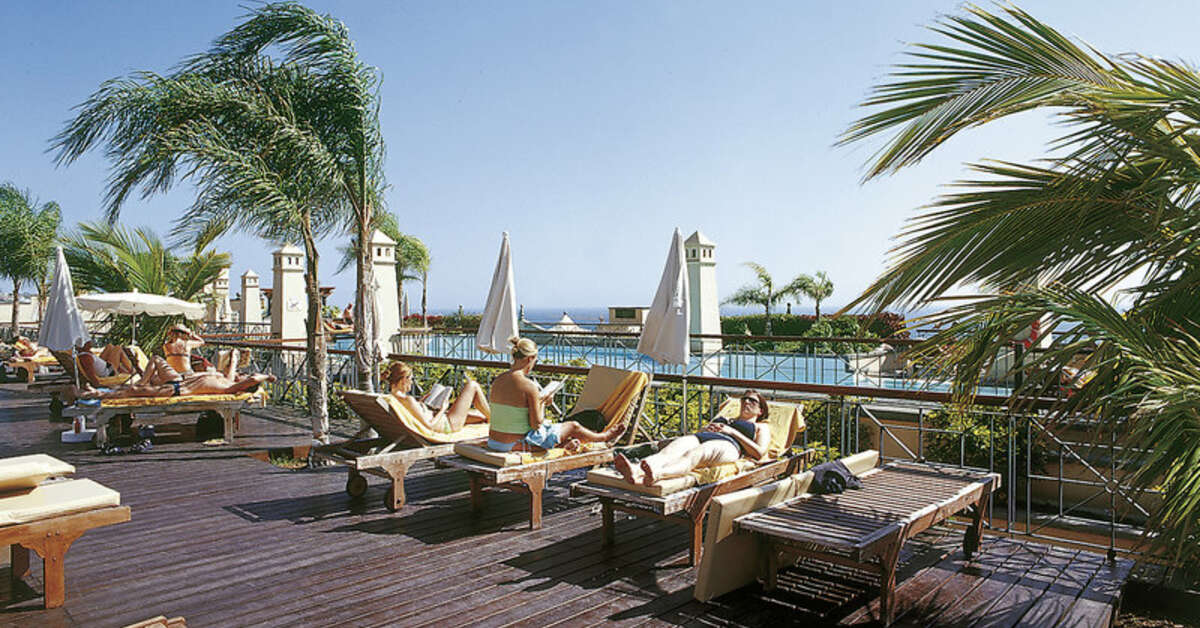 Een foto van het terras bij GF Gran Costa Adeje