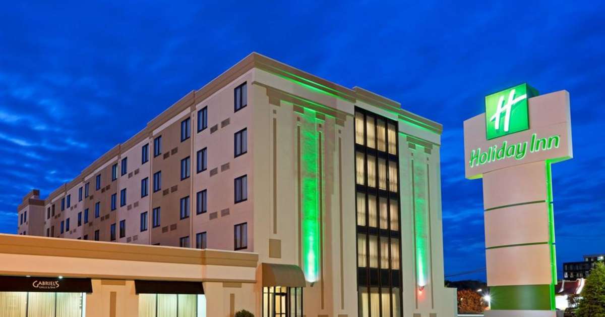 Een foto van de buitenkant van Holiday Inn Hasbrouck Heights Meadowlands