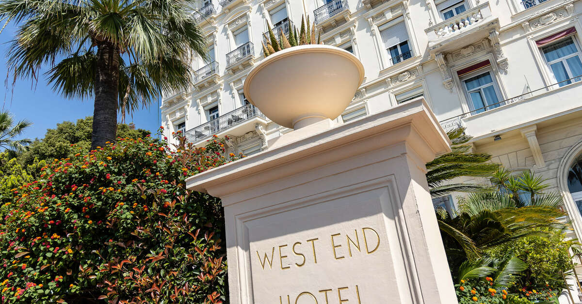 Een foto van de buitenkant van West End