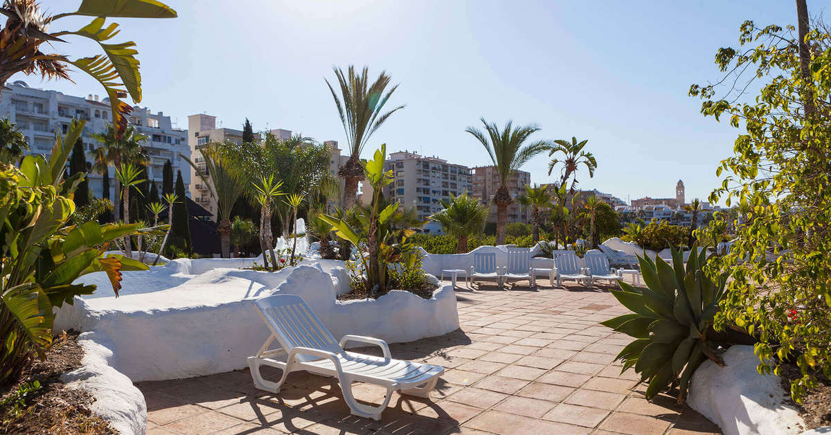 Een foto van het terras bij Hotel Suites Albayzin del Mar