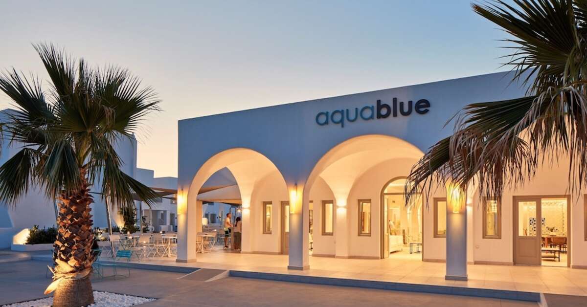 Een foto van de buitenkant van Aqua Blue Hotel