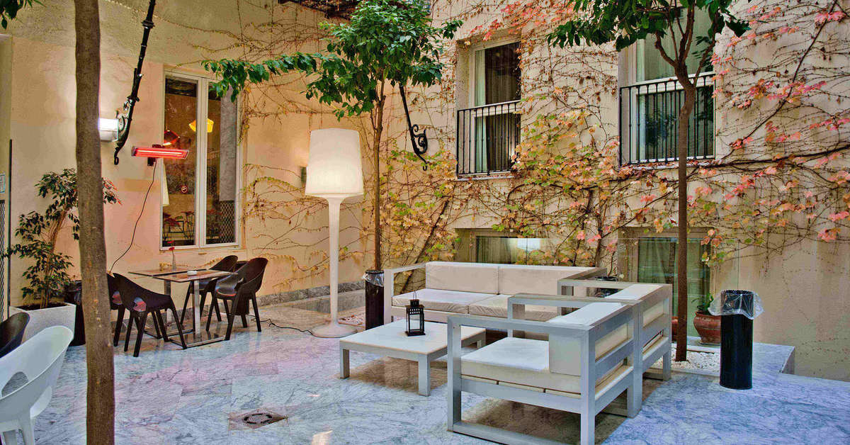 Een foto van het terras bij Petit Palace Santa Cruz Hotel