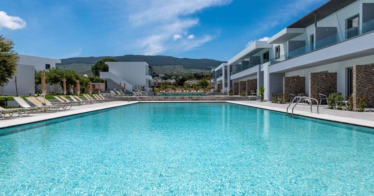 Een foto van het zwembad bij Niriides Beach Hotel