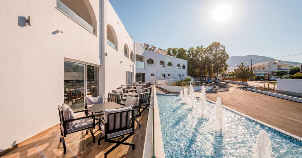 Een foto van het terras bij Belmare Hotel