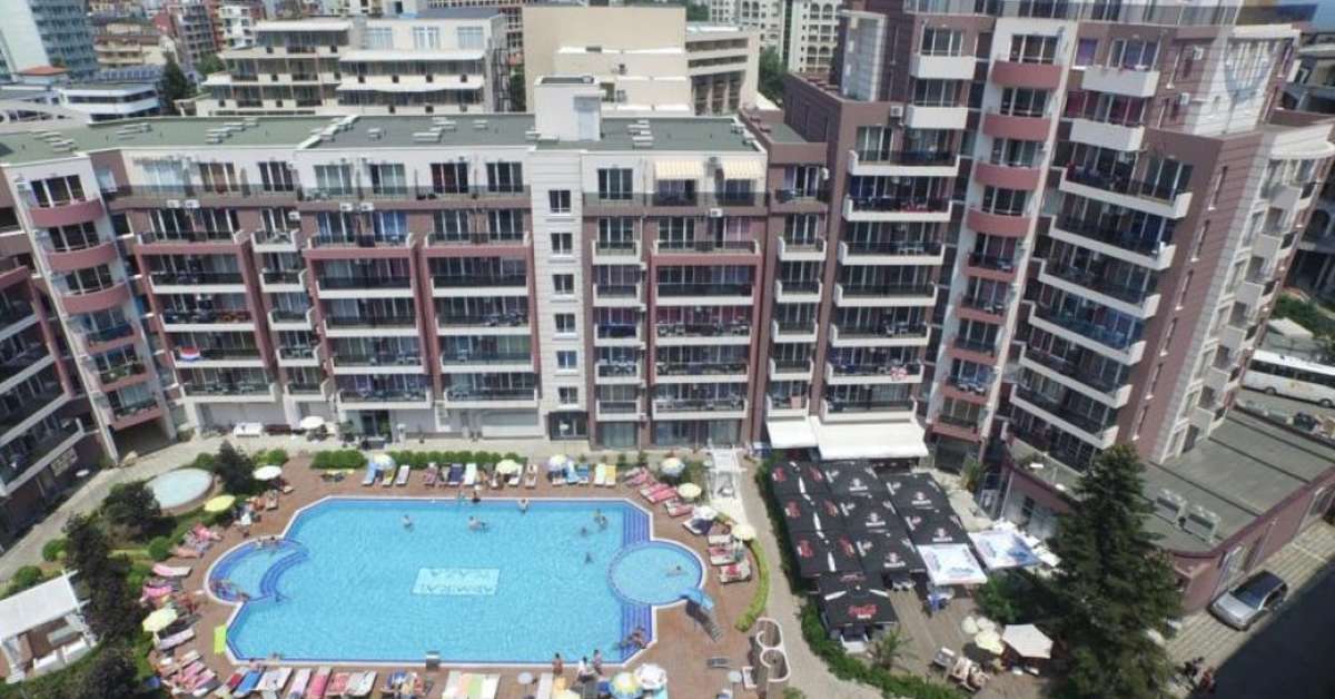 Een foto van de buitenkant van Admiral Plaza